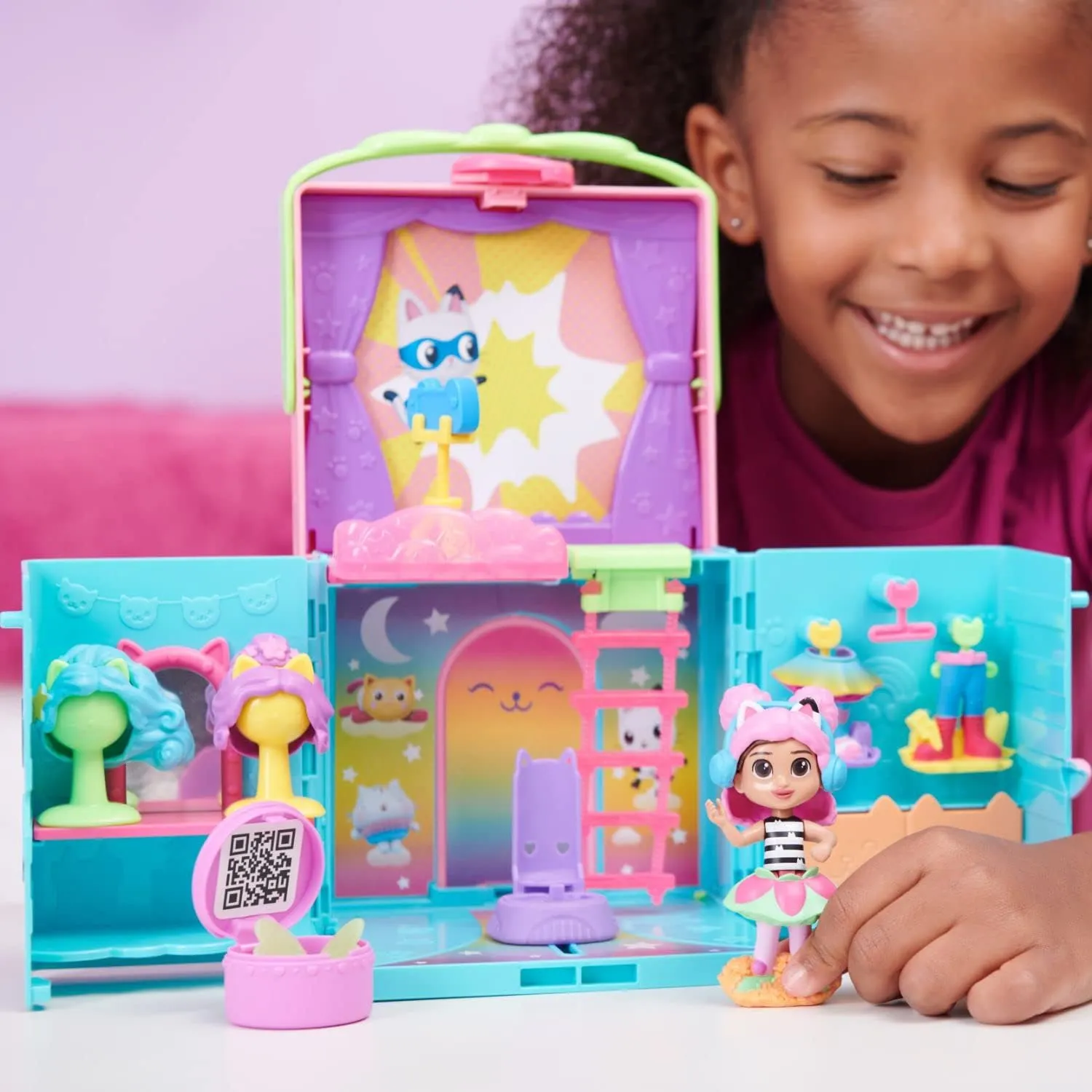 Gabby’s Dollhouse, Dress-Up Closet Portable Playset with a Gabby Doll, Surprise Toys and Photo Shoot Accessories, Kids Toys for Ages 3 and up
