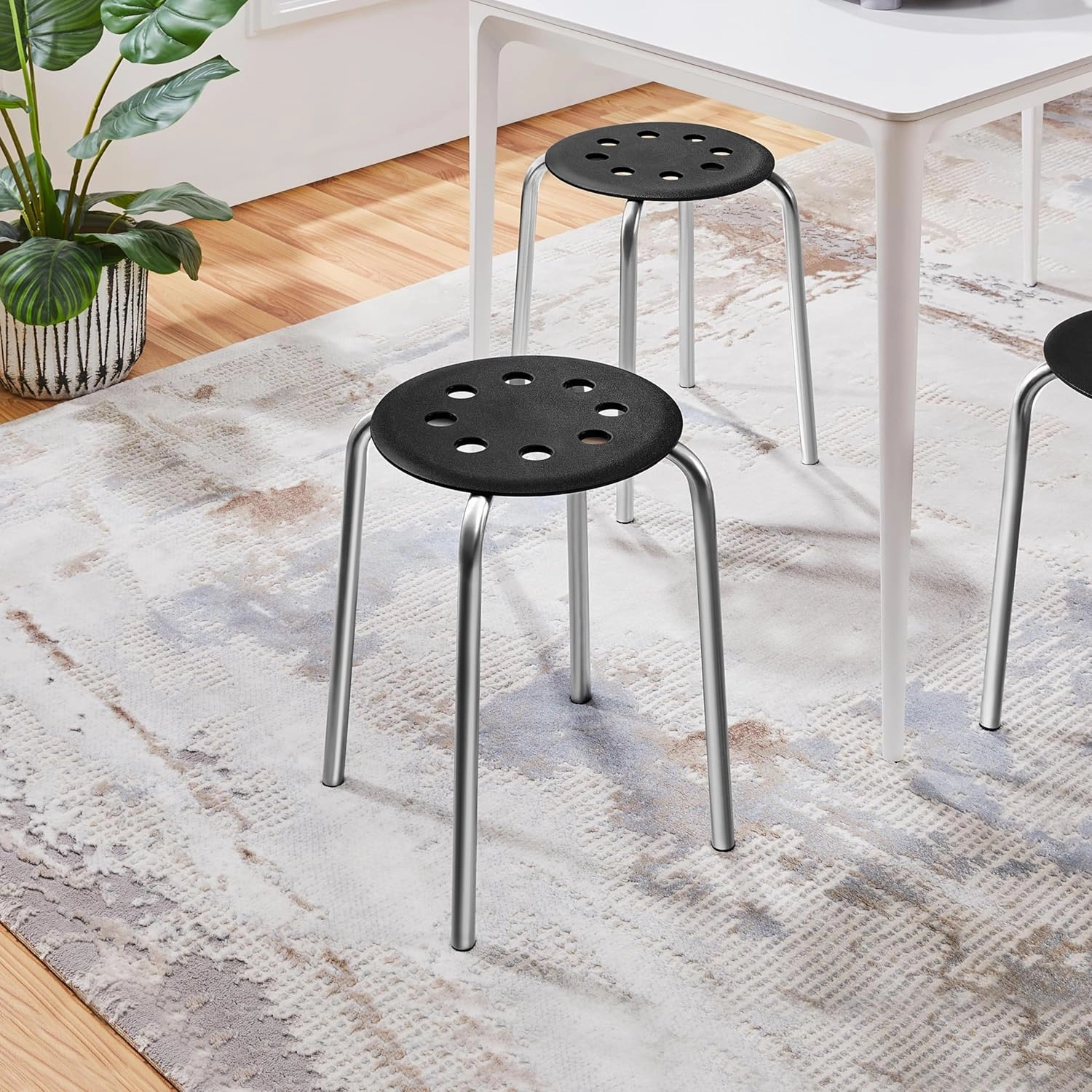 Yaheetech Plastic Stacking Stools Flexible Seating 17.3in Portable Backless Stools Round Top Metal Frame for Home Garden Kitchen Silver Set of 5
